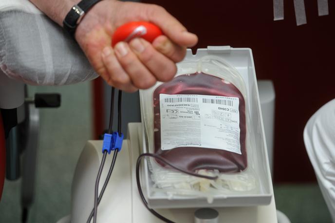 darovanje krvi | Kljub manj prijavljenim krvodajalcev je bilo število odvzemov le nekoliko manjše kot predhodno leto, so pojasnili na Zavodu za transfuzijsko medicino in se tako v imenu bolnikov kot tudi transfuzijske službe zahvalili vsem krvodajalcem za darovano kri. | Foto STA