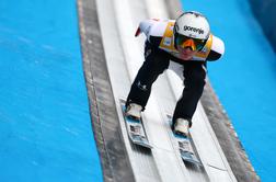 Domen Prevc tudi na kvalifikacijah dvignil roke, na tekmo štirje Slovenci