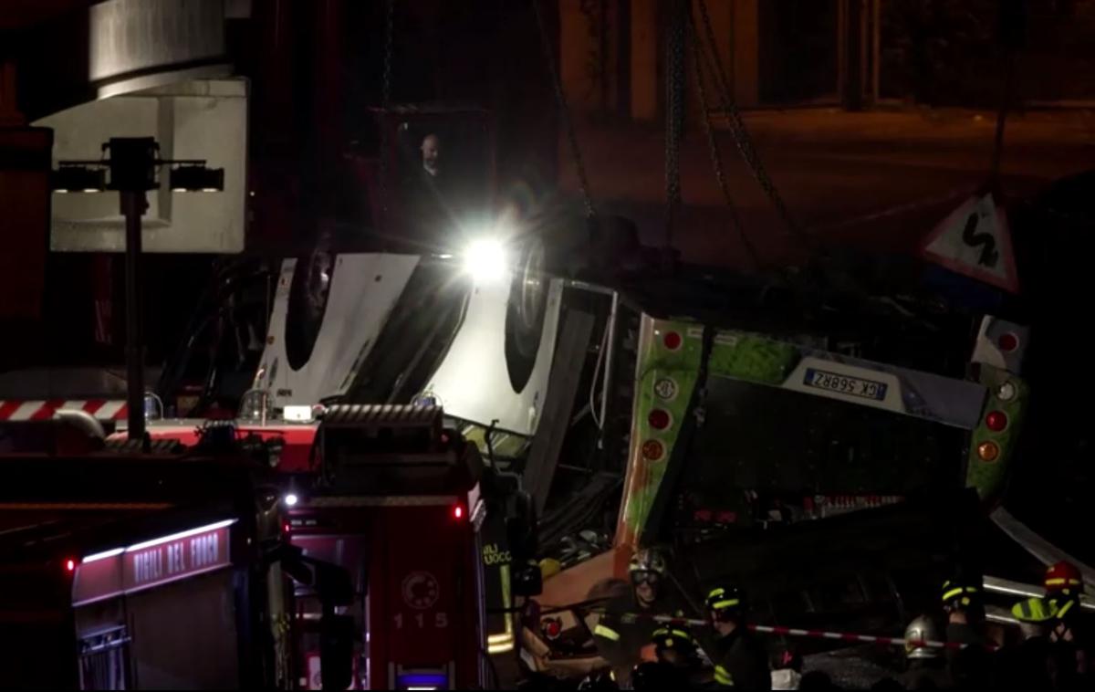 nesreča, avtobus, Benetke | Po nesreči, ki se je zgodila 3. oktobra, je 11 poškodovanih še vedno v bolnišnicah, med njimi šest na intenzivni negi. Razen voznika so bile vse smrtne žrtve nesreče tujci. | Foto Reuters