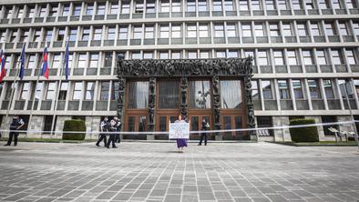 Olaj odredil nadzor nad delom policije glede varovanja DZ