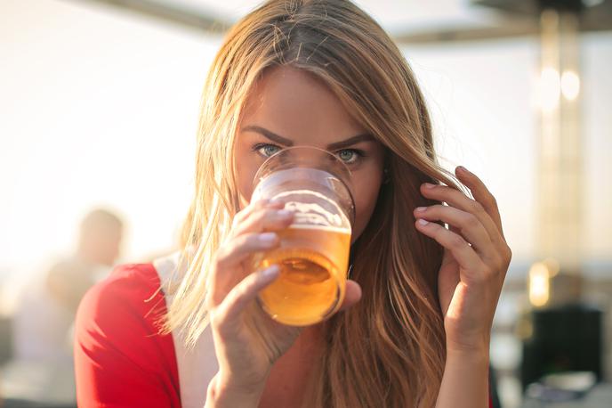 Pivo. Pitje alkohola. Dekle. | Foto Thinkstock