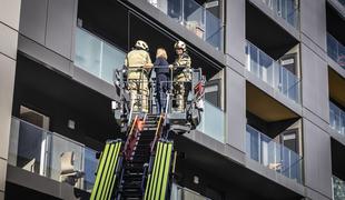 Drama v domu: vžgalo se je vozilo, trčila avtomobila, starostnik prevrnil svečo #video