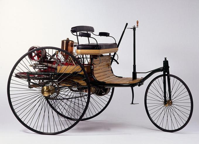 Mercedesov muzej hrani repliko matične celice avtomobilskega sveta: benz patent-motorwagen iz leta 1886. Uradno prvi svoje vrste, praavtomobil, ki je pripeljal novo dobo razvoja osebne mobilnosti, kot jo poznamo danes. Takratna največja hitrost? 16 kilometrov na uro. | Foto: 