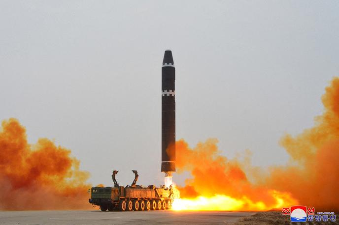 balistična, medcelinska raketa, S Koreja | Gre za novo razkazovanje vojaških zmožnosti Severne Koreje. | Foto Reuters