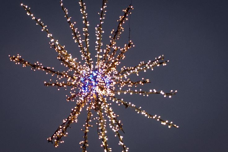 V Celju dotrajane okrasne svetlobne elemente nadomeščajo z LED svetlobnimi lučkami, ki porabijo manj električne energije. | Foto: Ana Kovač