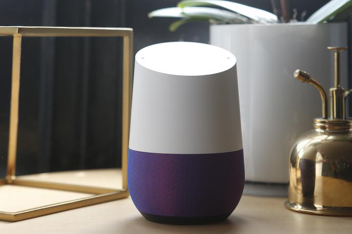 Google Home, pametni zvočnik | Glasovni pomočniki so našli svoje mesto tudi na pametnih zvočnikih, veliko pa jih uporabljamo na pametnih telefonih.Na fotografiji: pametni zvočnik Google Home. | Foto Reuters