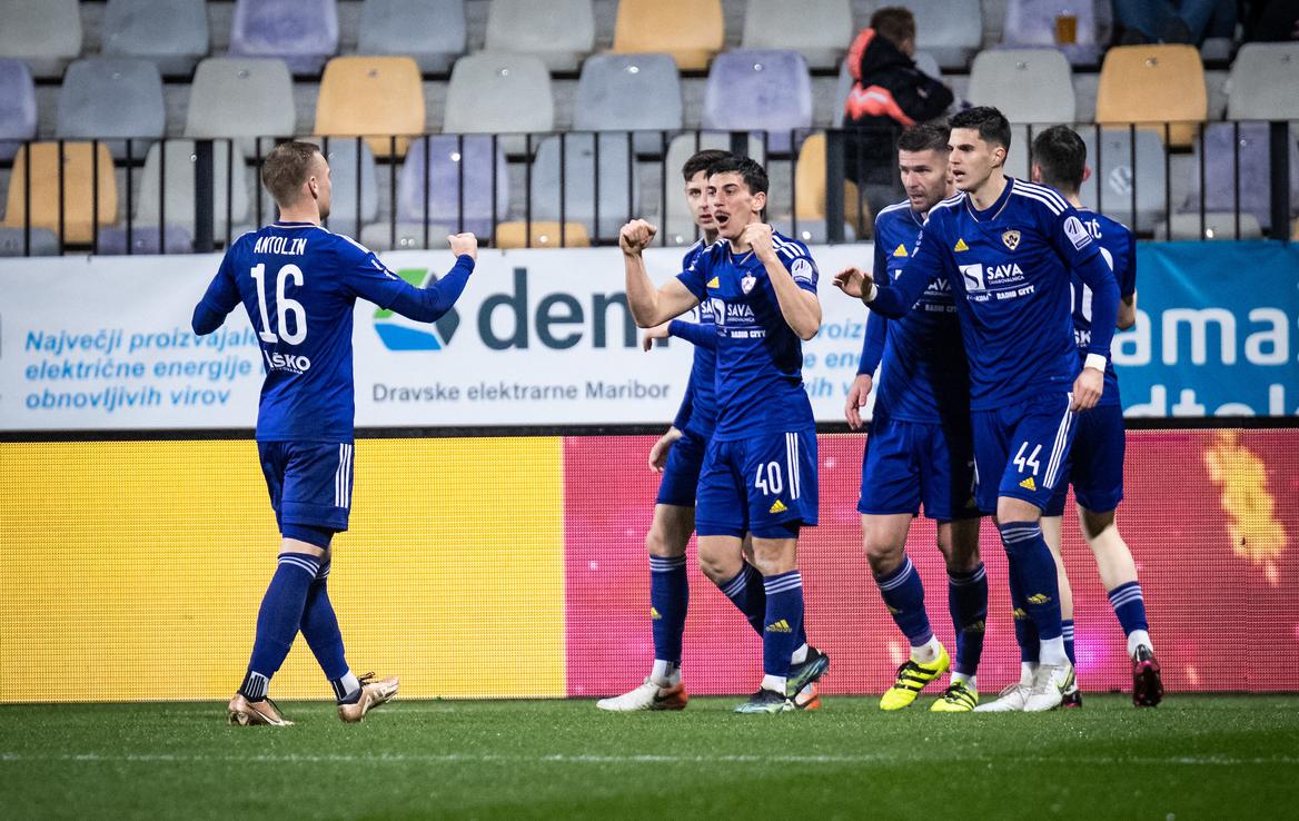 NK Maribor FC Koper prva liga | Trener Krznar je po tekmi pojasnil, zakaj slavje ni bilo tako iskreno. | Foto Blaž Weindorfer/Sportida