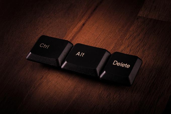 Bližnjico Ctrl-Alt-Delete, ki je še danes sinonim za tako imenovano resetiranje računalnika in brzdanje podivjanih programov, so popularizirali Windowsi 3.0 in 3.1.  | Foto: Thinkstock