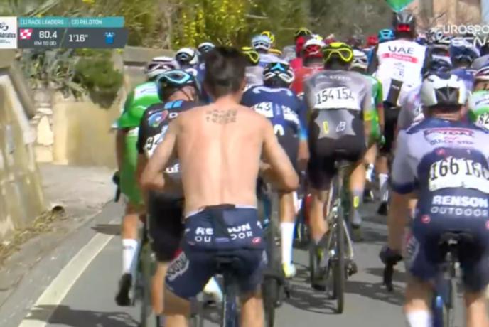 Alaphilippe med dirko snel čelado (in še kaj) in si prislužil kazen #video