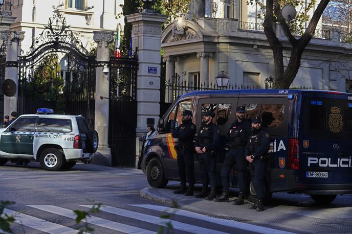 Španija, policija, mafija | Španski policisti pred italijanskim veleposlaništvom v Madridu. | Foto Guliver Image