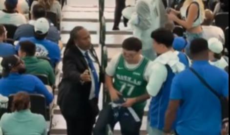 Navijači v dresih Luke Dončića zaradi napisa na plakatu izgnani iz dvorane