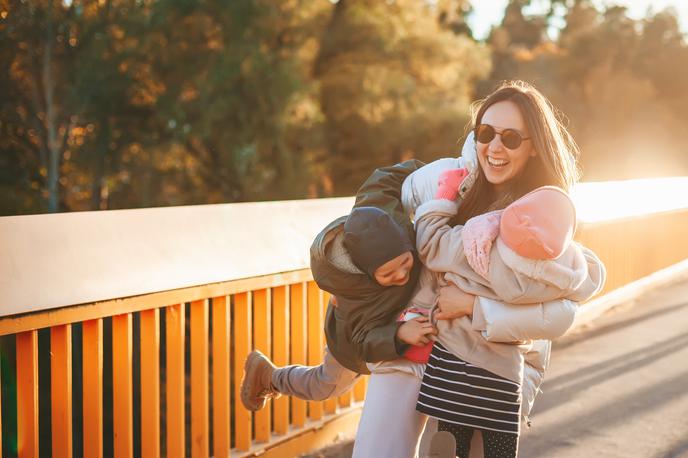 otroci, družina, mama | Praznovanje materinskega dneva se je v Evropo razširilo iz Združenih držav Amerike po prvi svetovni vojni. Datum praznika se med državami razlikuje, v Sloveniji ga zaznamujemo 25. marca. | Foto Shutterstock