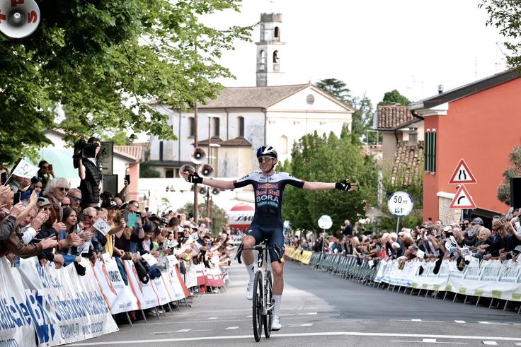 Mladinski svetovni prvak Lorenzo Finn je zmagal po napadu na najstrmejšem delu zadnjega klanca dneva. | Foto: Facebook/Giro del Belvedere
