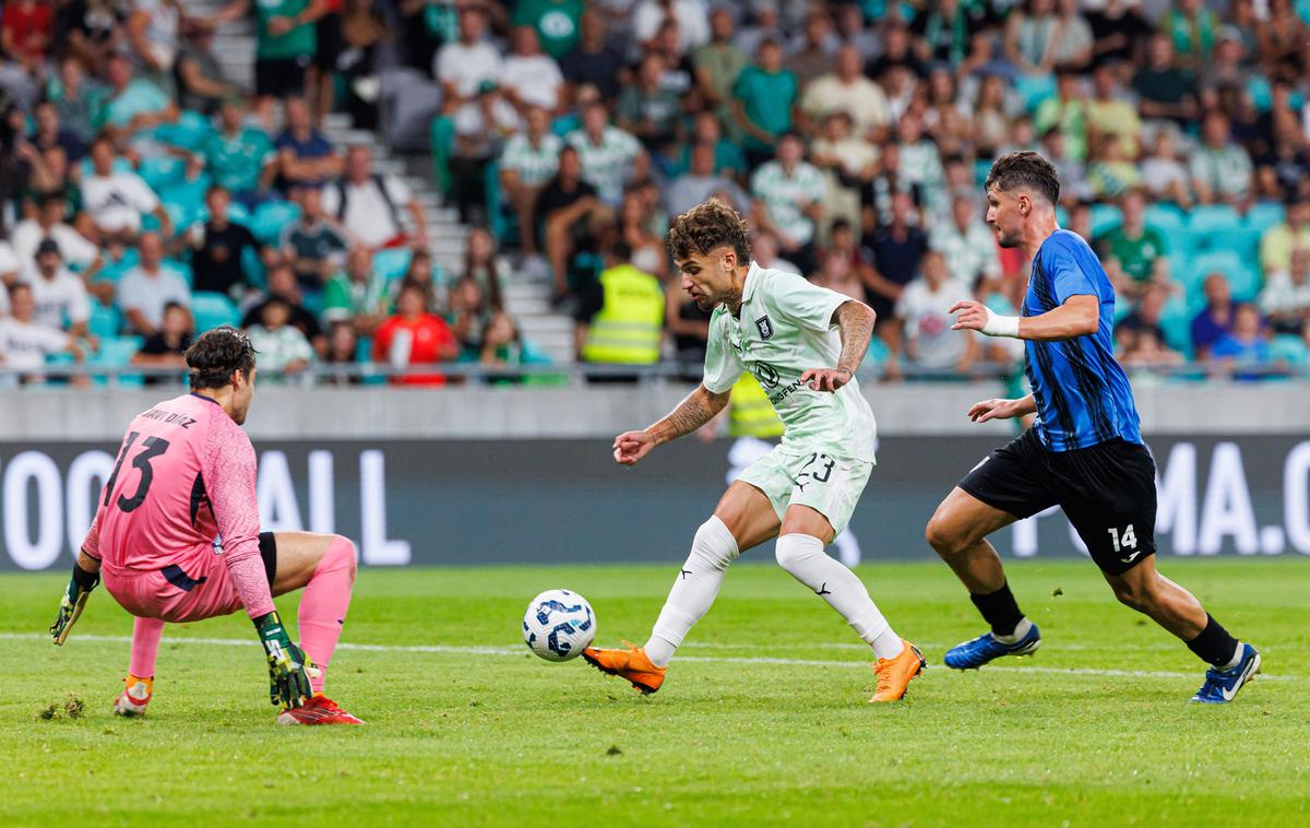 konferenčna liga NK Olimpija Diogo Pinto | Diogo Pinto je s hat-trickom spreobrnil potek tekme, morda tudi rešil službo trenerju Jorgu Simau. | Foto Grega Valančič
