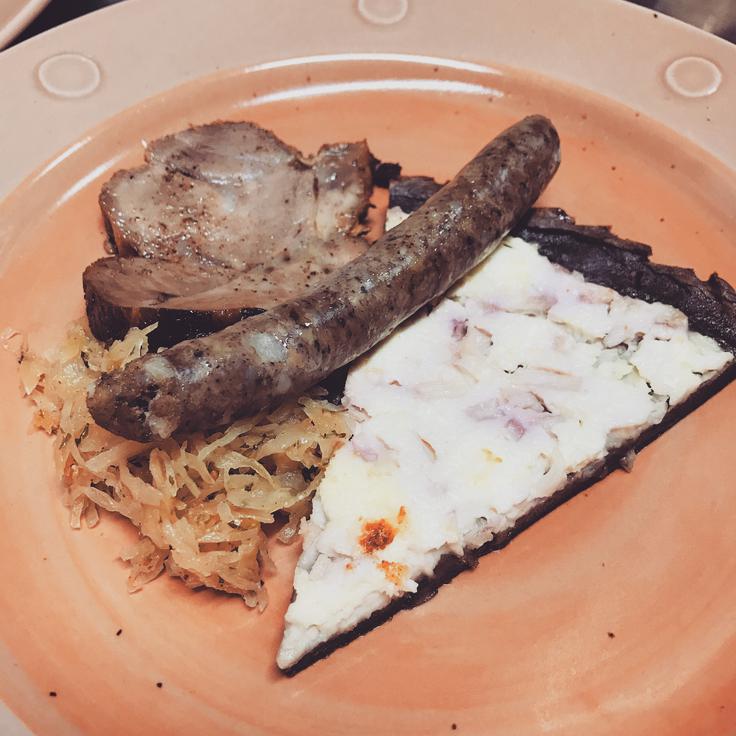 Jedi, ki jih Igor Leiler ponuja v svoji restavraciji Pikapolonca: na krožniku pečenka, zlivanka in ajdova klobasa. | Foto: osebni arhiv Igor Leiler