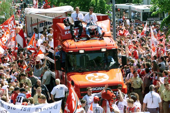 Kaiserslautern | Nogometaši Kaiserslauterna so kot edini v zgodovini nemškega nogometa v dveh zaporednih sezonah postali drugoligaški, nato pa še prvoligaški prvaki. Pred 24 leti so bile tako ulice Kaiserslauterna polne navijačev v rdečih dresih. | Foto Reuters