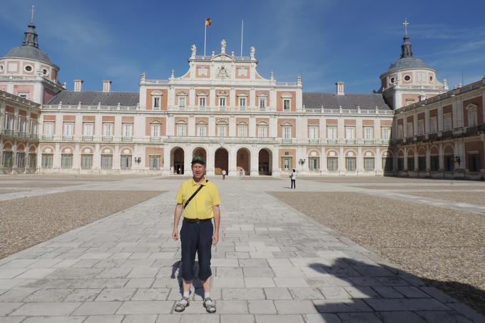 Zgodovinar Miloš Klemen Mahorčič pred palačo španskega kralja v mestu Aranjuez | Foto: Miloš Klemen Mahorčič