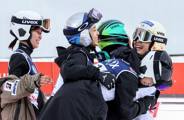 Japonke so se skupaj veselile prve zmage Nozomi Marujame. | Foto: Reuters