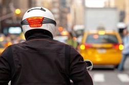 Hitro namestljiva zavorna luč za čelade motoristov?