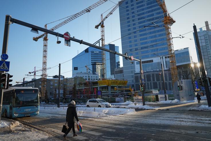 Talin, prestolnica Estonije, izstopa po visokih cenah parkiranja in tem, da je bilo eno od prvih mest, ki je uvedlo brezplačni javni potniški promet za prebivalce. | Foto: Gulliverimage