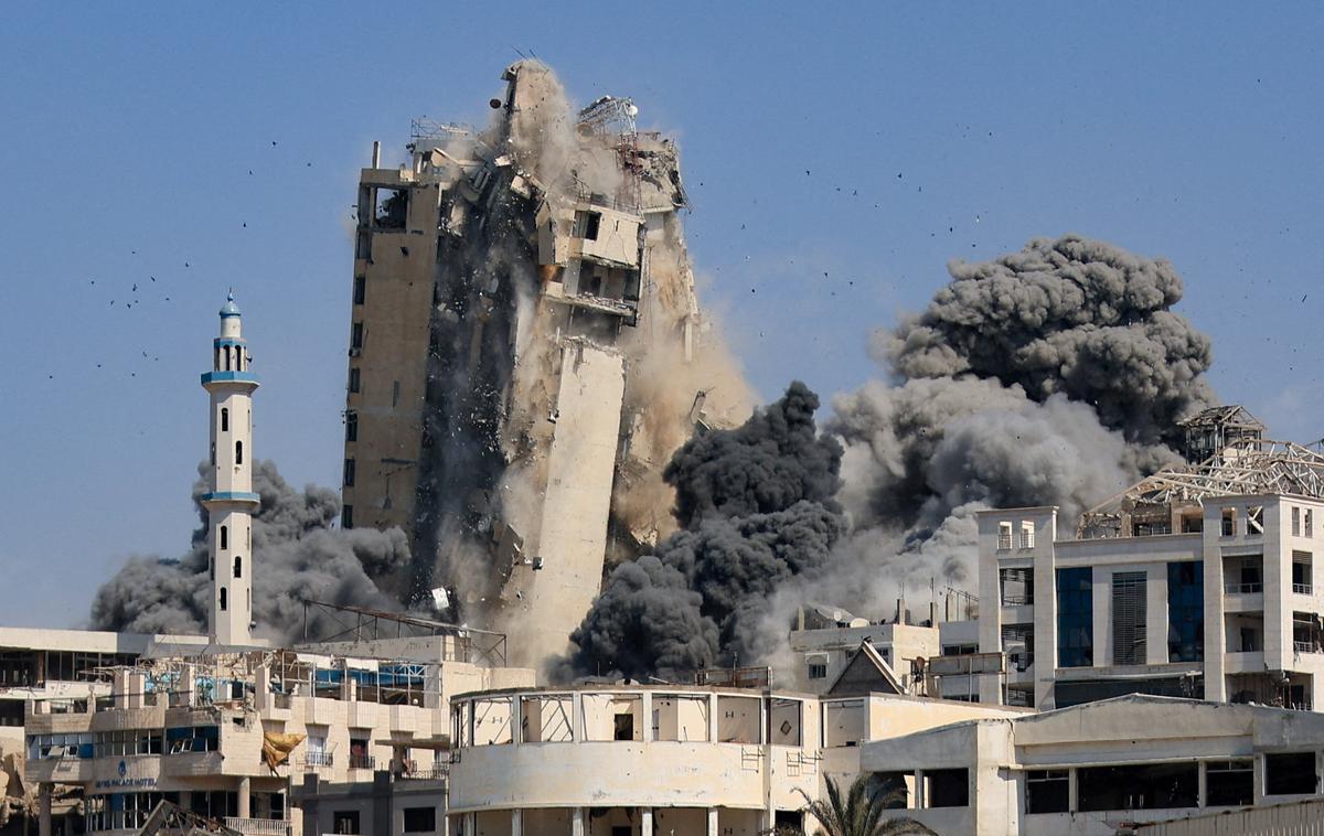 Gaza, napad, izaelska vojska, Izrael, Palestina, Hamas | Po dveh letih napadov je Gaza že povsem opustošena. Večmesečne blokade dobave pomoči in oviranje razdeljevanja pa so privedli do humanitarne katastrofe in lakote. Kljub ogromnemu številu smrtnih žrtev, med katerimi so tudi voditelji Hamasa, Izrael še ni dosegel poglavitnega cilja ofenzive, in sicer uničenja tega gibanja. | Foto Reuters
