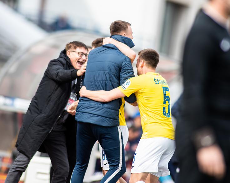 Veselje na klopi Brava po prvi zmagi pod vodstvom Aleša Arnola. Tudi prvi zmagi Šiškarjev v letu 2023. | Foto: Nik Moder/Sportida