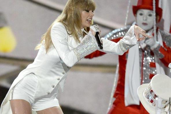 Oboževalci Taylor Swift so jezni: kdo njihovo pošto meče v smeti?