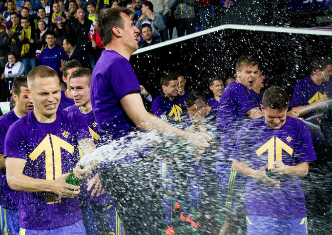 V zadnjem desetletju je na sončni strani Alp najbolj pogost prizor proslavljanja državnega naslova nogometašev Maribora. | Foto: Vid Ponikvar