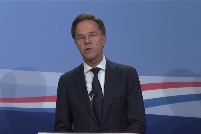 Mark Rutte | Glede na poročanje medijev je Rutte zavzel strogo stališče do migracij, da bi ugodil desnemu krilu svoje stranke. Že dlje časa je bil sicer pod pritiskom glede tega vprašanja zaradi vpliva skrajno desnih strank v državi, še piše AFP. | Foto Reuters