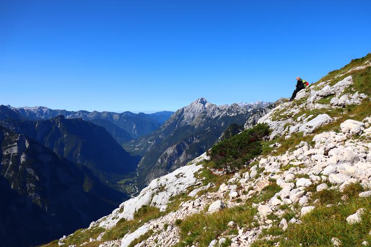 Pogled izpred Pogačnikovega doma proti izhodišču v Trenti. | Foto: Matej Podgoršek