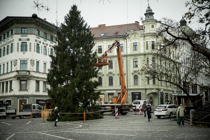 Nameščanje novoletnih lučk na Tromostovju | Foto: Ana Kovač