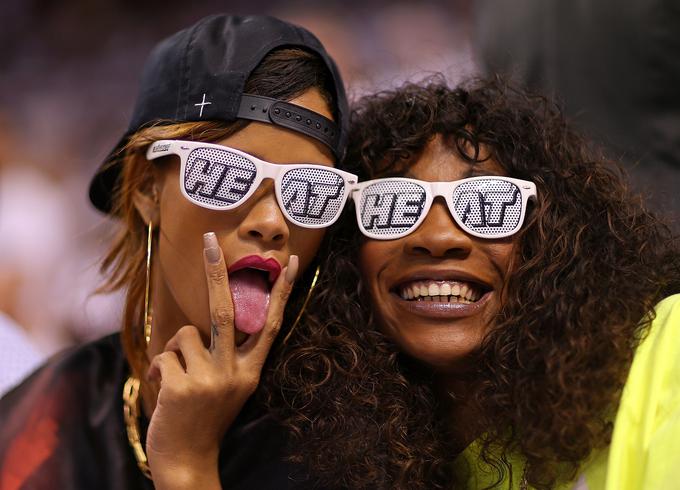 Rihanna je pogosta obiskovalka košarkarskih tekem. Največkrat jo je mogoče opaziti na tribunah dvorane, kjer igra Dragićeva Vročica ali Konjeniki iz Clevelanda, kjer briljira LeBron James. | Foto: Getty Images