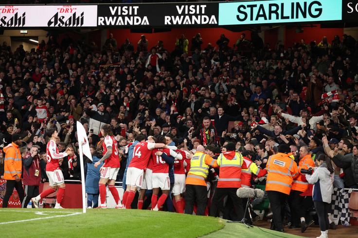 Tako so soigralci in navijači 14. marca na Emiratesu proslavljali zgodovinski prvi zadetek Maxa Dowmana v angleškem prvenstvu. | Foto: Guliverimage