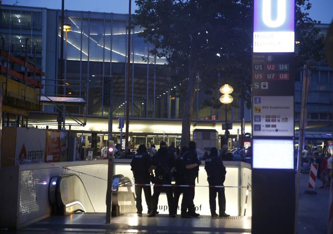 Strelski pohod je napadalec nadaljeval v bližnjem nakupovalnem središču. | Foto: Reuters