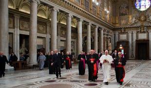 Svet navdušeno pozdravlja novega papeža (video)