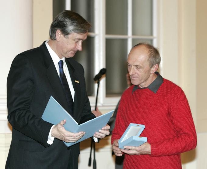 Leta 2010 je predsednik države Danilo Türk Kara in Kneza za njun nesporni prispevek k razvoju alpinizma nagradil z redom za zasluge. | Foto: STA ,