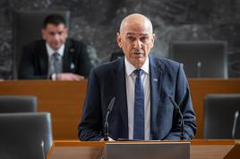 Premier Janša bo odgovarjal poslancem
