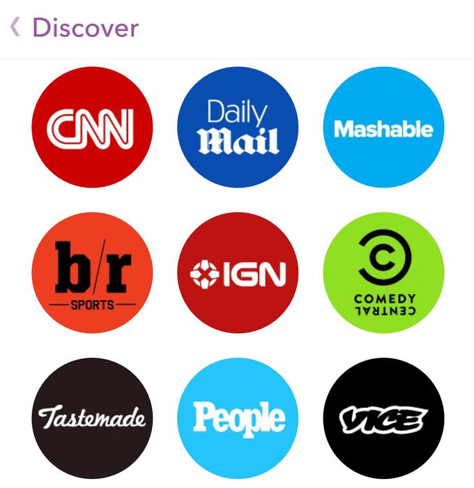 V Snapchatovem glavnem oknu s prstom po zaslonu podrsajte v levo in znašli se boste na zaslonu, kjer so objavljene 24-urne zgodbe prijateljev. Podrsajte še enkrat in odprl se bo seznam vseh kanalov, ki jim je mogoče slediti v razdelku Discover. | Foto: 