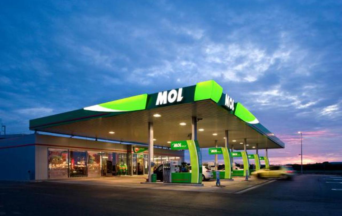 MOL bencin | Mol, ki ima v lasti največje omrežje bencinskih črpalk na Madžarskem, je vlado pozval, naj odpravi regulirano ceno goriva. | Foto MOL