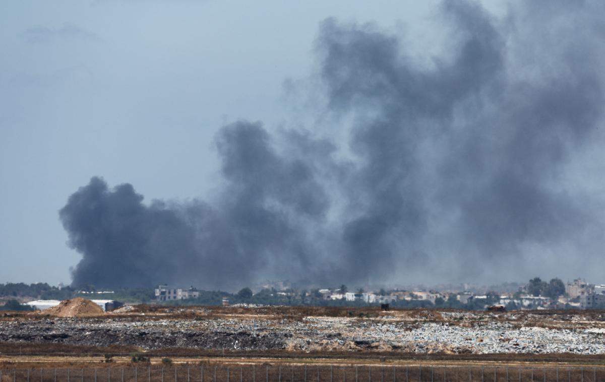 Gaza | Kljub mednarodnim pozivom k ustavitvi nasilja v Gazi izraelska vojska nadaljuje zračne in kopenske operacije v uničeni enklavi, poroča katarska televizija Al Jazeera. | Foto Reuters