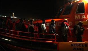 Priseljenka: Med plovbo proti Lampedusi umrlo okoli sto ljudi