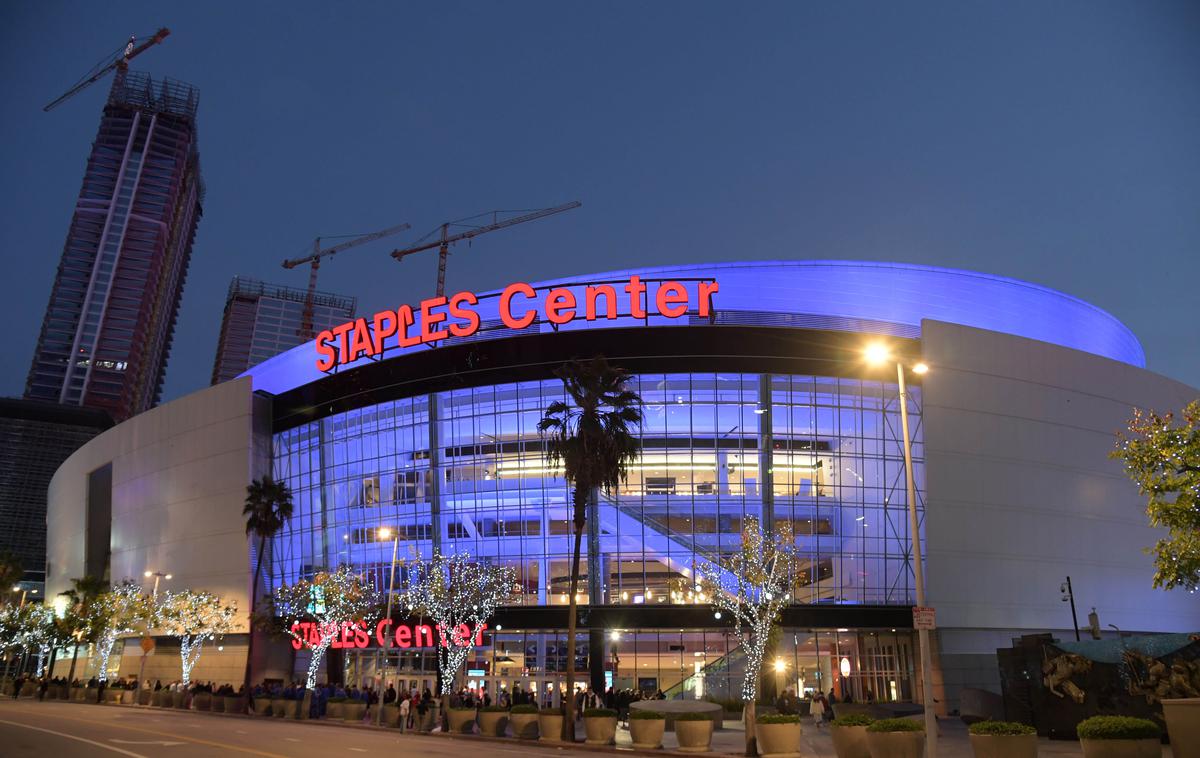 Staples center | Pripravljalne tekme v ligi NBA se bodo začele 11. decembra. V Staples centru se bodo ta dan pomerili mestni tekmeci, branilci naslova LA Lakers in Clippers. | Foto Reuters