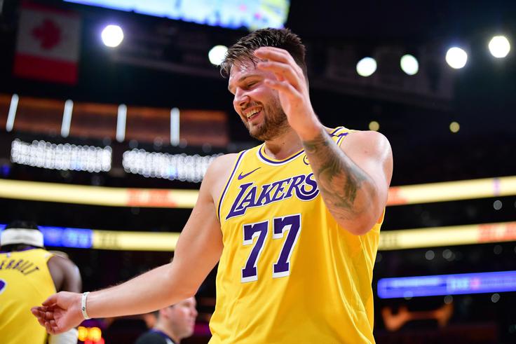 Luka Dončić bo z Jezerniki znova na delu v noči na torek v Brooklynu, ko LA Lakers ne bodo mogli računati na dolgoletnega prvega zvezdnika LeBrona Jamesa. | Foto: Reuters