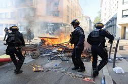 Brutalni spopadi med protestniki in policijo, požganih že 24 šol: dijakom so se pridružili tudi drugi