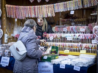 Koliko Slovenci zapravimo za darila: od nekaj deset evrov do dveh tisočakov #video