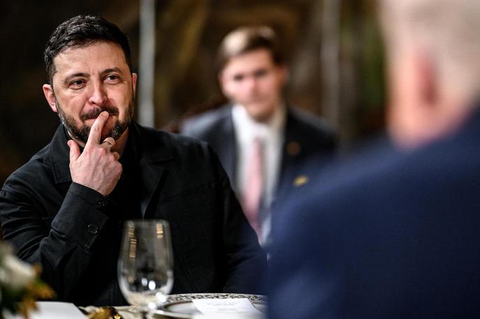 Volodimir Zelenski in Donald Trump | Volodimir Zelenski ni obupal: če je pri ameriškem predsedniku Donaldu Trumpu pogosto naletel na nenaklonjenost, je v zakulisju lobiral med kongresniki in republikanskimi možganskimi trusti. Fotografija Zelenskega in Trumpa je iz decembra lani. | Foto Guliverimage