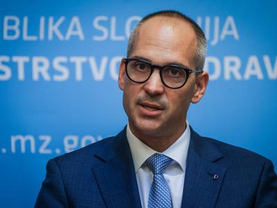 Minister Ostrc zanikal sporni osnutek zakona, nato v studio prinesel enak dokument