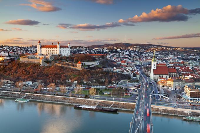 Slovaška ima okrog 180 gradov in utrdb. Eden od gradov je tudi bratislavski (na sliki levo), ki se nahaja nad mestnim središčem in katedralo svetega Martina (desno) in reko Donavo. | Foto: Thinkstock