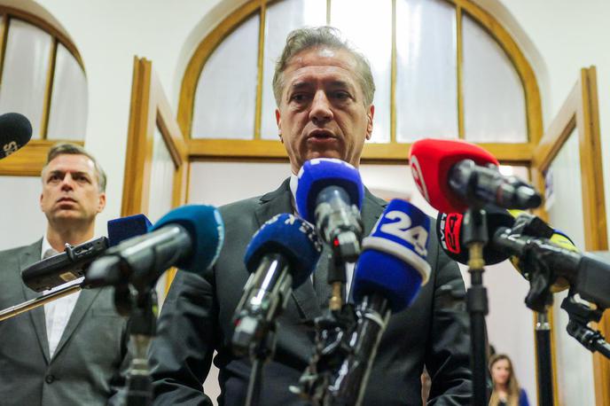 Robert Golob, tiskovka NM | Vlada se bo že danes lotila priprave radikalnih ukrepov, ki jih je napovedal premier. Predstavila naj bi jih že v torek na izredni seji novomeškega občinskega sveta. | Foto Daniel Novakovič/STA