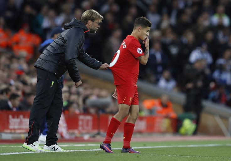 Jürgen Klopp največjega zvezdnika Liverpoola Philippa Coutinha noče in noče spustiti iz rok. | Foto: Reuters